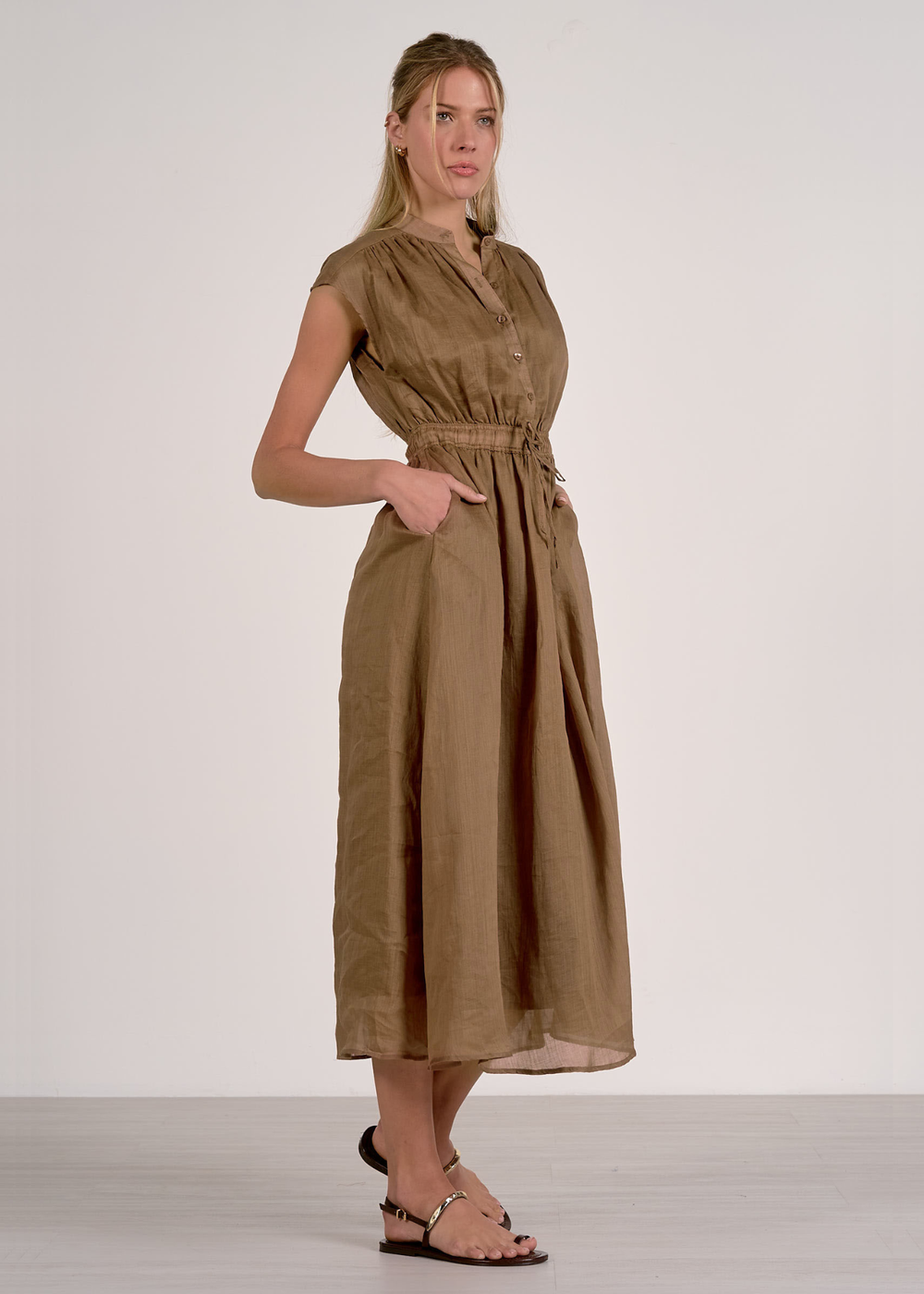 Woman wearing a brown midi dress with flats