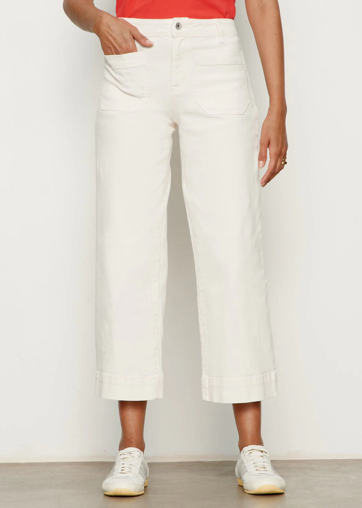 Woman wearing a very light pink jean with a red t-shirt