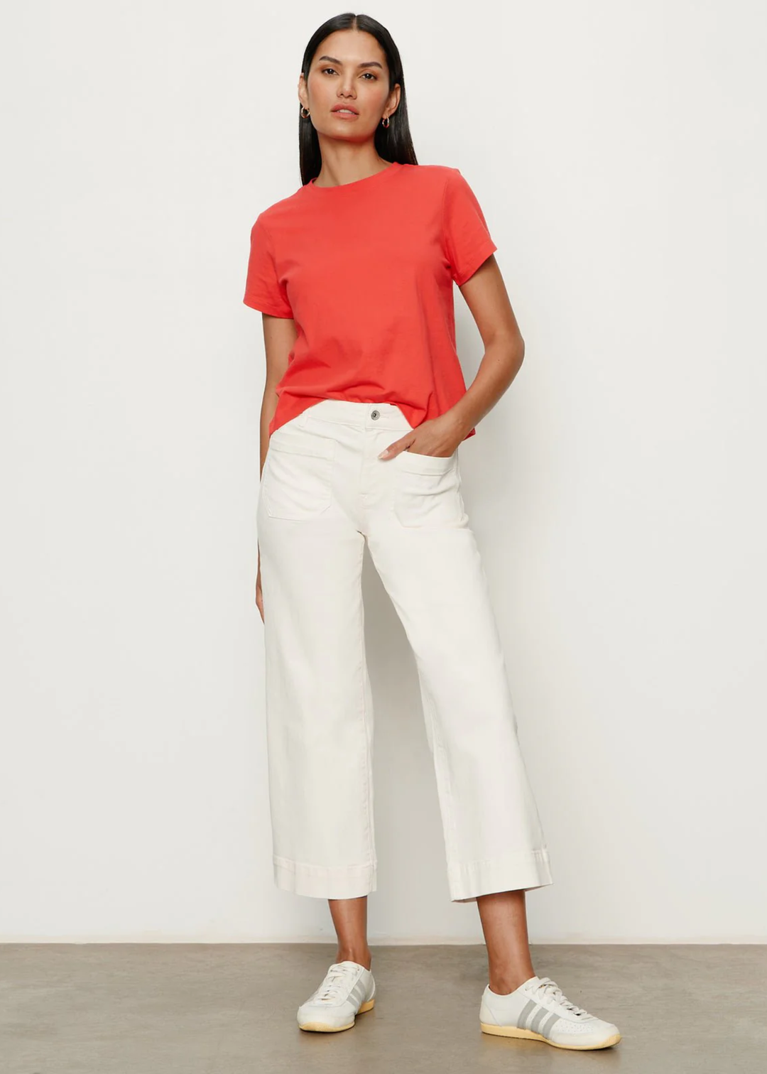 Woman wearing a very light pink jean with a red t-shirt